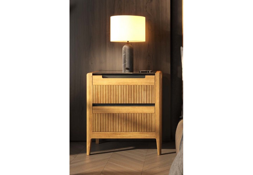 Luxusní moderní noční stolek Tallin se dvěma zásuvkami s vertikálně vroubkovaným povrchem a integrovanými vyříznutými úchyty na nízkých úzkých nožičkách se zaoblenými hranami