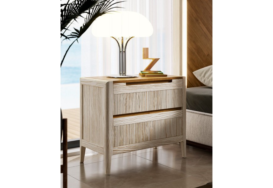 Luxusní moderní noční stolek Tallin se dvěma zásuvkami s vertikálně vroubkovaným povrchem a vyříznutými úchyty na nízkých úzkých nožičkách se zaoblenými hranami