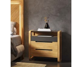 Luxusn&iacute; modern&iacute; nočn&iacute; stolek Berna se dvěma &scaron;upl&iacute;ky s hladk&yacute;m čelem a horn&iacute;m panelem s horizont&aacute;ln&iacute;m vroubkov&aacute;n&iacute;m s tenkou mramorovou deskou a obl&yacute;ma bočn&iacute;ma nohama z oh&yacute;ban&yacute;ch desek