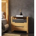 Luxusní moderní noční stolek Berna se dvěma šuplíky s hladkým čelem a horním panelem s horizontálním vroubkováním s tenkou mramorovou deskou a oblýma bočníma nohama z ohýbaných desek
