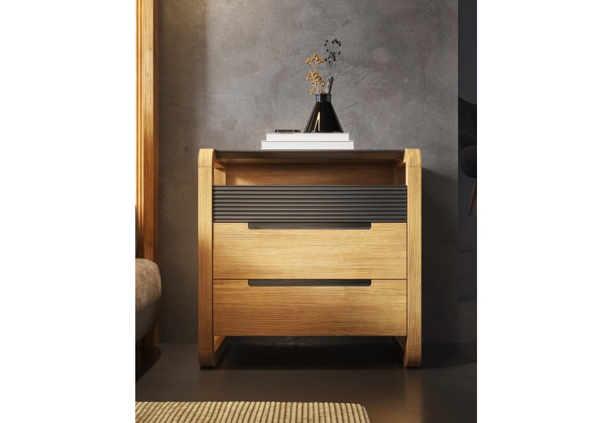 Luxusní moderní noční stolek Berna se dvěma hladkými zásuvkami a horním panelem s horizontálním vroubkováním s tenkou mramorovou deskou a oblým bočním nohama z ohýbaných desek