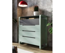 Luxusn&iacute; modern&iacute; zelen&yacute; art deco nočn&iacute; stolek Berna se čtyřmi z&aacute;suvkami s horn&iacute; z&aacute;suvkou s horizont&aacute;ln&iacute;m vroubkov&aacute;n&iacute;m s otevřenou polic&iacute; pod mramorovou deskou a obl&yacute;ma bočn&iacute;ma nohama z oh&yacute;ban&yacute;ch desek