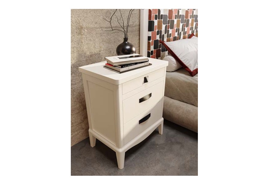 Luxusní venkovský bílý masivní noční stolek Quebec se třemi šuplíky s jemným oblým vyřezáváním s kovovými úchyty a mírně tvarovanými nožičkami