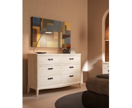 Luxusn&iacute; venkovsk&aacute; b&iacute;l&aacute; masivn&iacute; komoda Quebec se &scaron;esti z&aacute;suvkami s kovov&yacute;mi &uacute;chyty s obl&yacute;m spodn&iacute;m vyřez&aacute;v&aacute;n&iacute;m a n&iacute;zk&yacute;mi nožičkami zkosen&yacute;mi z vnitřn&iacute; strany