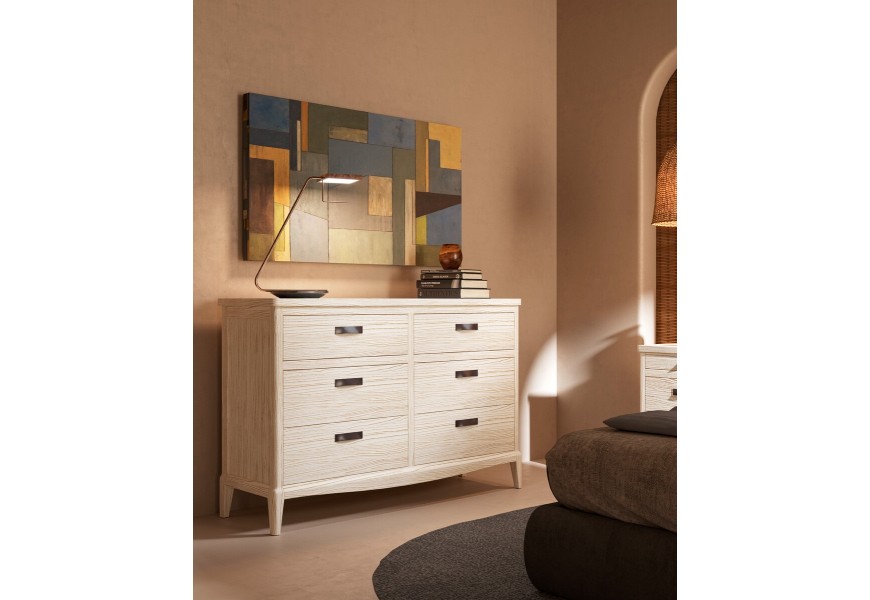 Luxusní venkovská bílá masivní komoda Quebec se šesti zásuvkami s kovovými úchyty s oblým spodním vyřezáváním a nízkými nožičkami zkosenými z vnitřní strany