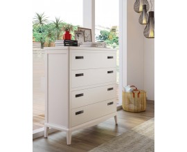 Luxusn&iacute; venkovsk&aacute; b&iacute;l&aacute; masivn&iacute; komoda Quebec se čtyřmi z&aacute;suvkami s dvojic&iacute; kovov&yacute;ch &uacute;chytek s obl&yacute;m spodn&iacute;m vyřez&aacute;v&aacute;n&iacute;m a n&iacute;zk&yacute;mi nožičkami zkosen&yacute;mi z vnitřn&iacute; strany