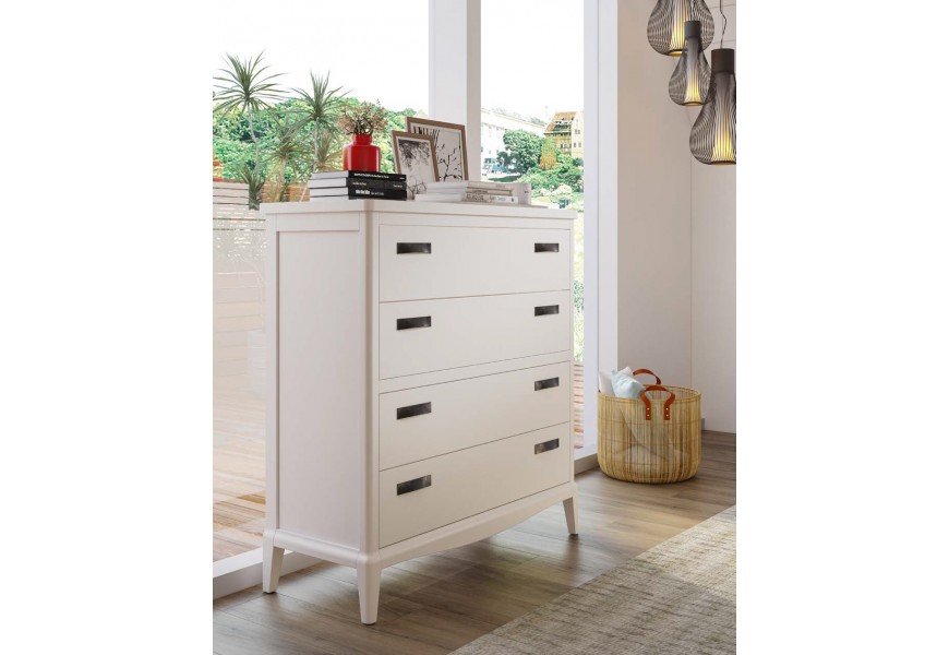 Luxusní venkovská bílá masivní komoda Quebec se čtyřmi zásuvkami s dvojicí kovových úchytek s oblým spodním vyřezáváním a nízkými nožičkami zkosenými z vnitřní strany