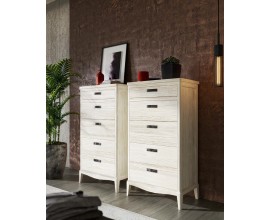 Luxusn&iacute; venkovsk&aacute; b&iacute;l&aacute; masivn&iacute; vysok&aacute; komoda Quebec s pěti z&aacute;suvkami s kovov&yacute;mi &uacute;chyty s obloukov&yacute;m spodn&iacute;m tvarem a nožičkami zkosen&yacute;mi z vnitřn&iacute; strany