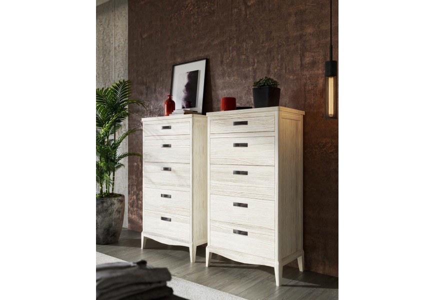 Luxusní venkovská bílá masivní vysoká komoda Quebec s pěti zásuvkami s kovovými úchyty s obloukovým spodním tvarem a nožičkami zkosenými z vnitřní strany