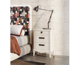 Luxusn&iacute; venkovsk&yacute; obd&eacute;ln&iacute;kov&yacute; masivn&iacute; nočn&iacute; stolek Quebec se třemi z&aacute;suvkami a zaoblenou spodn&iacute; li&scaron;tou 67 cm