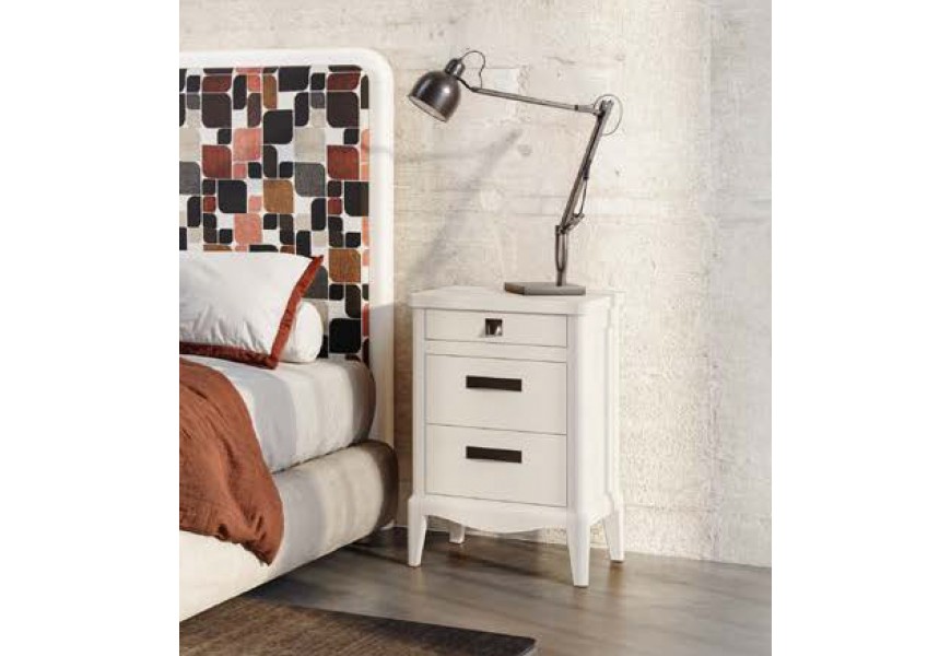 Luxusn&iacute; venkovsk&yacute; obd&eacute;ln&iacute;kov&yacute; masivn&iacute; nočn&iacute; stolek Quebec se třemi z&aacute;suvkami a zaoblenou spodn&iacute; li&scaron;tou 67 cm