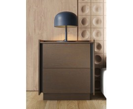 Luxusn&iacute; modern&iacute; obd&eacute;ln&iacute;kov&yacute; masivn&iacute; nočn&iacute; stolek Praga se dvěma &scaron;upl&iacute;ky a vyv&yacute;&scaron;en&yacute;mi okraji 61 cm