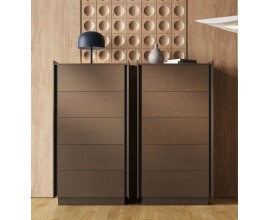 Luxusn&iacute; modern&iacute; hněd&aacute; masivn&iacute; vysok&aacute; komoda Praga s pěti z&aacute;suvkami s bočn&iacute;mi mezerami pro otev&iacute;r&aacute;n&iacute; a vyv&yacute;&scaron;enou podstavou a vyv&yacute;&scaron;en&yacute;mi horn&iacute;mi hranami