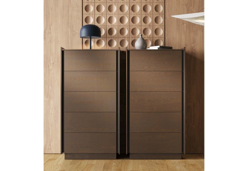 Luxusní moderní hnědá masivní vysoká komoda Praga s pěti zásuvkami s bočními mezerami pro otevírání a vyvýšenou podstavou a vyvýšenými horními hranami