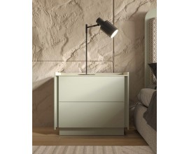 Luxusn&iacute; modern&iacute; zelen&yacute; nočn&iacute; stolek Praga z masivn&iacute;ho dřeva se dvěma &scaron;upl&iacute;ky a vyv&yacute;&scaron;en&yacute;mi hranami s podstavou bez &uacute;chytek