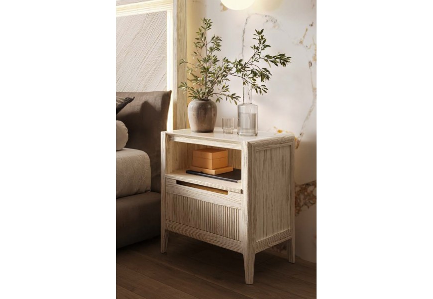 Luxusní art deco noční stolek Tallin z masivního dřeva v obdélníkovém tvaru s vroubkovanou zásuvkou a policí