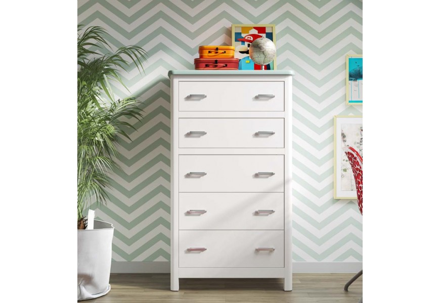 Luxusní masivní bílá komoda Cerdena s pěti zásuvkami dvou velikostí s kovovými úchyty se zaoblenými předními rohy a nízkými nožičkami