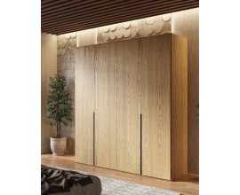 Luxusn&iacute; modern&iacute; hněd&aacute; masivn&iacute; čtyřdveřov&aacute; &scaron;atn&iacute; skř&iacute;ň Praga s v&yacute;raznou dřevěnou strukturou s vertik&aacute;ln&iacute;mi vyř&iacute;znut&yacute;mi &uacute;chyty s vnitřn&iacute;m členěn&iacute;m na tyče z&aacute;suvky a police bez nožiček s podstavou