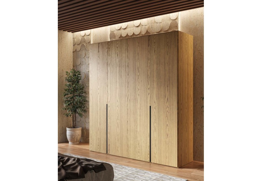 Luxusní moderní hnědá masivní čtyřdveřová šatní skříň Praga s výraznou dřevěnou strukturou s vertikálními vyříznutými úchyty s vnitřním členěním na tyče zásuvky a police bez nožiček s podstavou