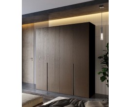 Luxusn&iacute; modern&iacute; tmavě hněd&aacute; čtyřdveřov&aacute; masivn&iacute; &scaron;atn&iacute; skř&iacute;ň Praga s vyř&iacute;znut&yacute;mi vertik&aacute;ln&iacute;mi &uacute;chyty a vnitřn&iacute;m členěn&iacute;m na ram&iacute;nka z&aacute;suvky a police s čern&yacute;mi bočn&iacute;mi stranami