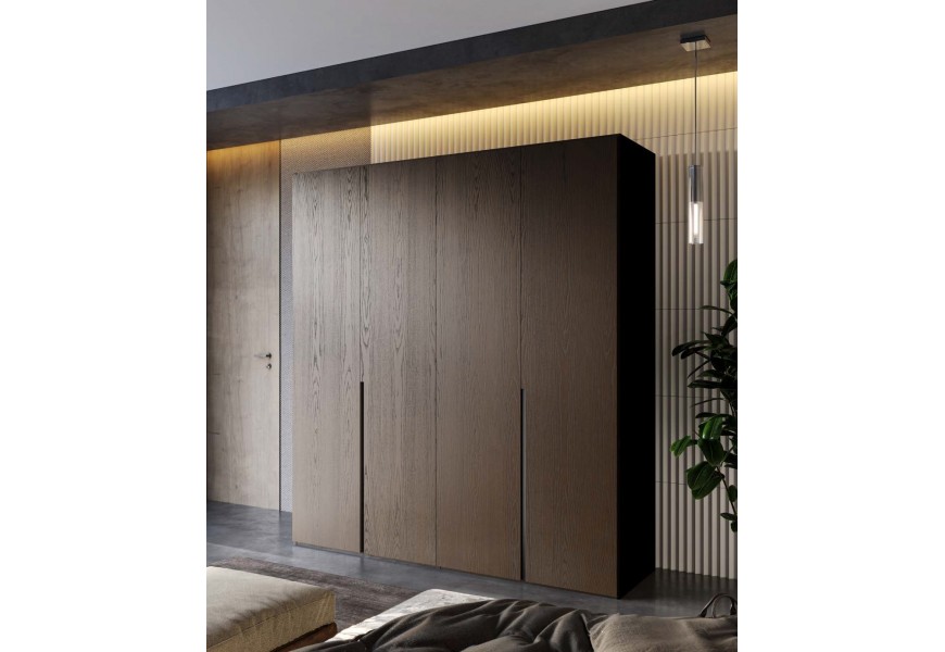 Luxusní moderní tmavě hnědá čtyřdveřová masivní šatní skříň Praga s vyříznutými vertikálními úchyty a vnitřním členěním na ramínka zásuvky a police s černými bočními stranami