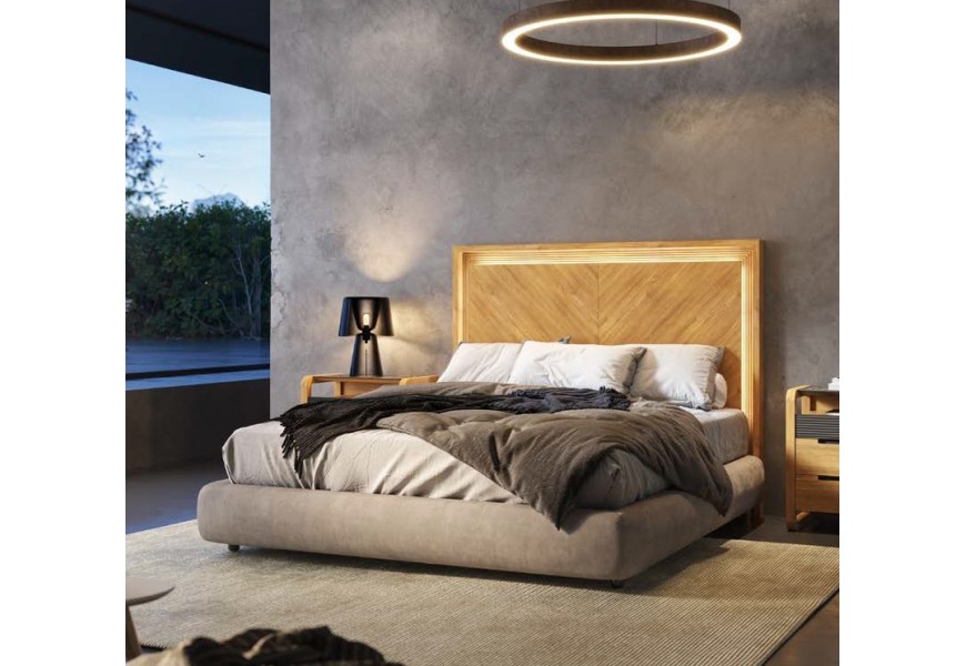 Luxusní art deco manželská postel Berna s dřevěným čelem a čalouněným rámem s nízkými nožičkami