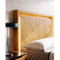 Luxusn&iacute; modern&iacute; manželsk&aacute; postel Berna s dřevěn&yacute;m čelem a čalouněn&yacute;m r&aacute;mem 199 cm