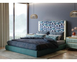 Luxusn&iacute; modern&iacute; manželsk&aacute; postel Praga s čalouněn&yacute;m smaragdově zelen&yacute;m r&aacute;mem a dřevěn&yacute;m zelen&yacute;m čelem s pro&scaron;&iacute;van&yacute;m panelem