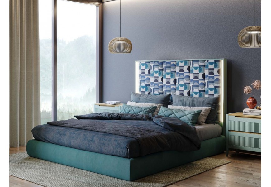 Luxusní moderní manželská postel Praga s čalouněným smaragdově zeleným rámem a dřevěným zeleným čelem s prošívaným panelem