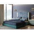 Luxusní moderní manželská postel Praga s čalouněným smaragdově zeleným rámem a dřevěným zeleným čelem s prošívaným panelem