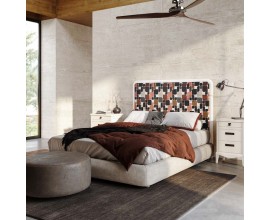 Luxusn&iacute; modern&iacute; manželsk&aacute; postel Quebec s čalouněn&yacute;m b&iacute;l&yacute;m r&aacute;mem a vzorovan&yacute;m čelem z masivn&iacute;ho dřeva