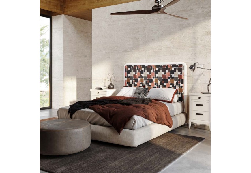 Luxusní moderní manželská postel Quebec s čalouněným bílým rámem a vzorovaným čelem z masivního dřeva