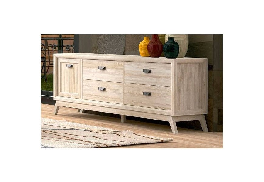 Luxusní masivní televizní stolek Rodas s moderním lineárním designem se zešikmenými nožičkami s úložným prostorem v podobě čtyř zásuvek a jedné jednodveřové skříňky s kovovými obdélníkovými úchyty ve světle hnědé barvě