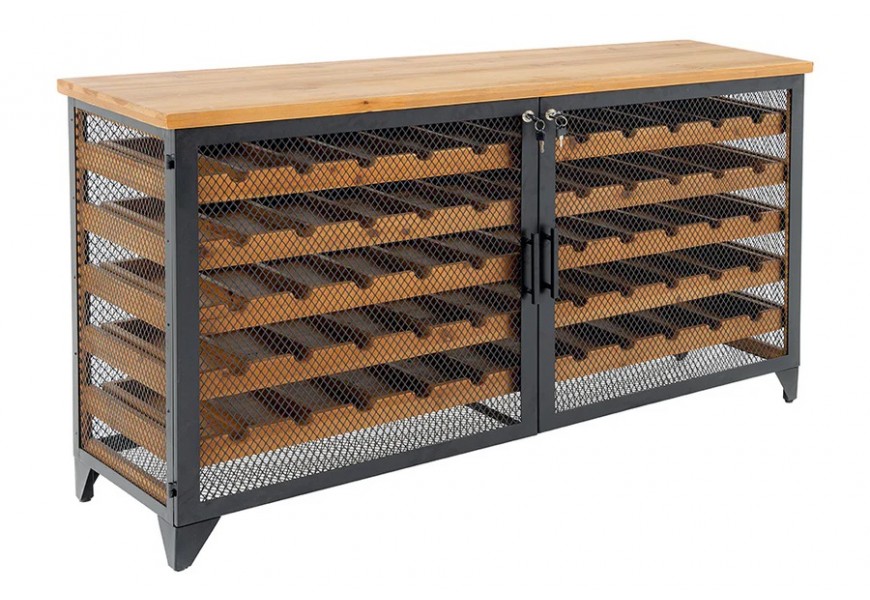 Moderní industriální vinotéka Crawley z jedlového dřeva hnědé barvy s výsuvnými zásuvkami na 55 lahví s černou kovovou konstrukcí pro uzamykání na klíč