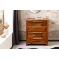 Modern&aacute; mas&iacute;vna komoda Makassar v hnedej farbe so &scaron;tyrmi z&aacute;suvkami so strieborn&yacute;mi &uacute;chytkami 100 cm