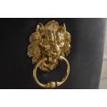 Designov&aacute; glamour j&iacute;deln&iacute; židle Gold Barock s kabriolov&yacute;ma nohama ve zlat&eacute; barvě a čern&yacute;m sametov&yacute;m potahem 100 cm