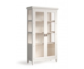 Luxusn&iacute; modern&iacute; b&iacute;l&aacute; dvoudveřov&aacute; prosklen&aacute; vitr&iacute;na Amberes z masivn&iacute;ho dřeva se čtyřmi policemi na nožičk&aacute;ch s ozdobnou vyřez&aacute;vanou spodn&iacute; li&scaron;tou