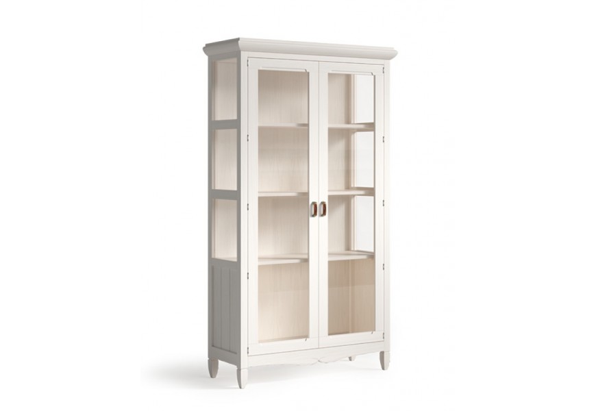 Luxusní moderní bílá dvoudveřová prosklená vitrína Amberes z masivního dřeva se čtyřmi policemi na nožičkách s ozdobnou vyřezávanou spodní lištou