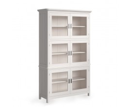 Luxusn&iacute; venkovsk&aacute; masivn&iacute; vitr&iacute;na Cerdena se třemi dvojit&yacute;mi dv&iacute;řky se skleněnou v&yacute;pln&iacute; a kovov&yacute;mi &uacute;chyty se &scaron;esti policemi v b&iacute;l&eacute; barvě na n&iacute;zk&yacute;ch nožičk&aacute;ch s dekorativn&iacute; ř&iacute;msou ve vrchn&iacute; č&aacute;sti