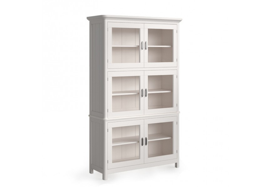 Luxusní venkovská masivní vitrína Cerdena se třemi dvojitými dvířky se skleněnou výplní a kovovými úchyty se šesti policemi v bílé barvě na nízkých nožičkách s dekorativní římsou ve vrchní části