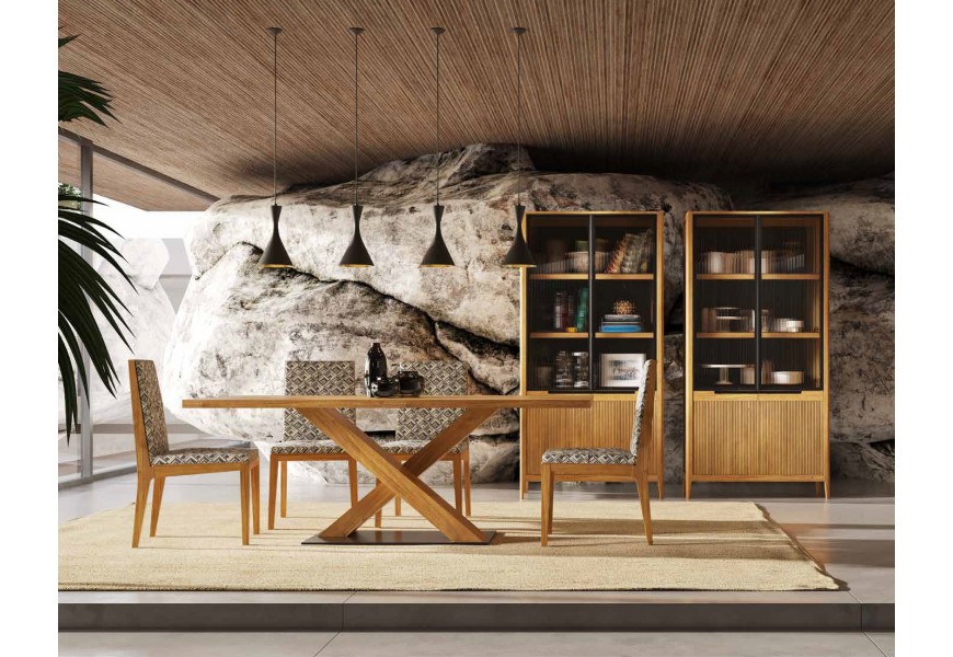 Luxusní masivní art deco jídelní sestava Tallin v naturálním hnědém provedení se stolem s překříženýma nohama a dvěma prosklenými vitrínami s drážkovaným reliéfem s čalouněnými židlemi se vzorovaným potahem