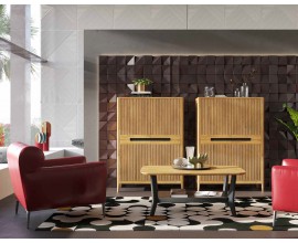 Luxusn&iacute; modern&iacute; masivn&iacute; sestava n&aacute;bytku do ob&yacute;vac&iacute;ho pokoje Tallin s obd&eacute;ln&iacute;kov&yacute;m konferenčn&iacute;m stolkem s polic&iacute; a barov&yacute;mi skř&iacute;ňkami a televizn&iacute;m stolkem s dr&aacute;žkovan&yacute;m reli&eacute;fem v hněd&eacute;m proveden&iacute;