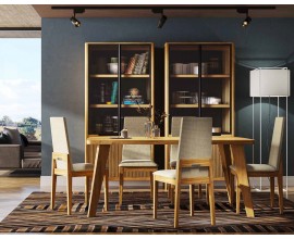 Luxusn&iacute; modern&iacute; masivn&iacute; sestava n&aacute;bytku do j&iacute;delny Tallin v hněd&eacute;m proveden&iacute; s obd&eacute;ln&iacute;kov&yacute;m j&iacute;deln&iacute;m stolem a čalouněn&yacute;mi židlemi se dvěma vysok&yacute;mi vitr&iacute;nami s polomatn&yacute;m sklem a dr&aacute;žkovan&yacute;m designem