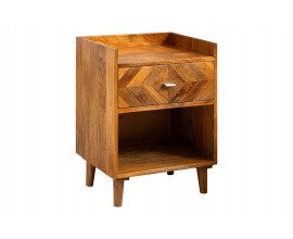 Designov&yacute; nočn&iacute; stolek Frida z masivn&iacute;ho mangov&eacute;ho dřeva v tepl&eacute;m hněd&eacute;m odst&iacute;nu s vyv&yacute;&scaron;en&yacute;m lemem na obvodu horn&iacute; desky se &scaron;upl&iacute;kem s mozaikou a otevřen&yacute;m odkl&aacute;dac&iacute;m prostorem na &scaron;t&iacute;hl&yacute;ch nožičk&aacute;ch