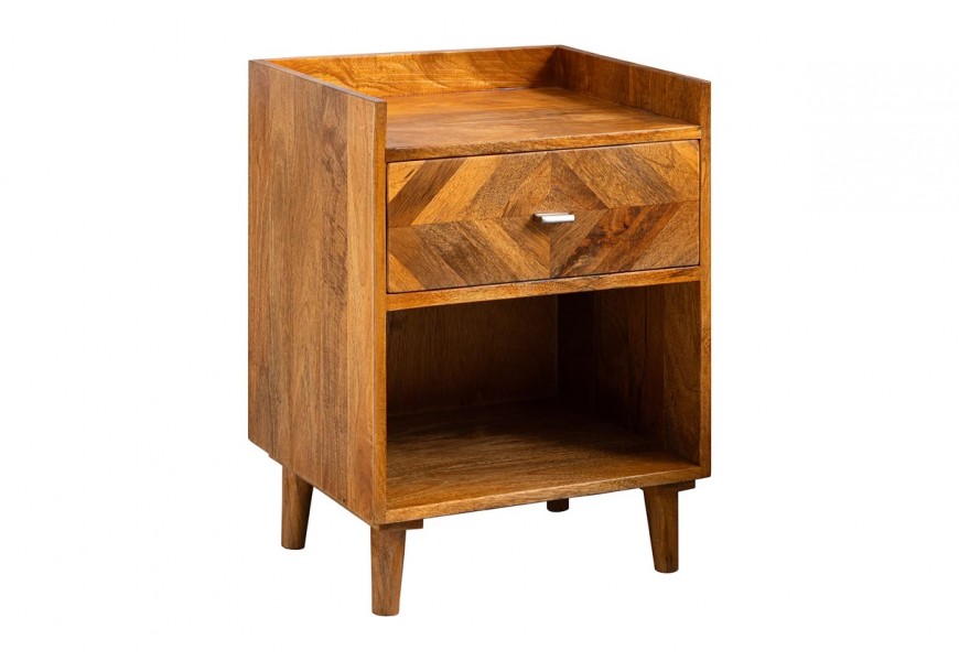 Designový noční stolek Frida z masivního mangového dřeva v teplém hnědém odstínu s vyvýšeným lemem na obvodu horní desky se šuplíkem s mozaikou a otevřeným odkládacím prostorem na štíhlých nožičkách