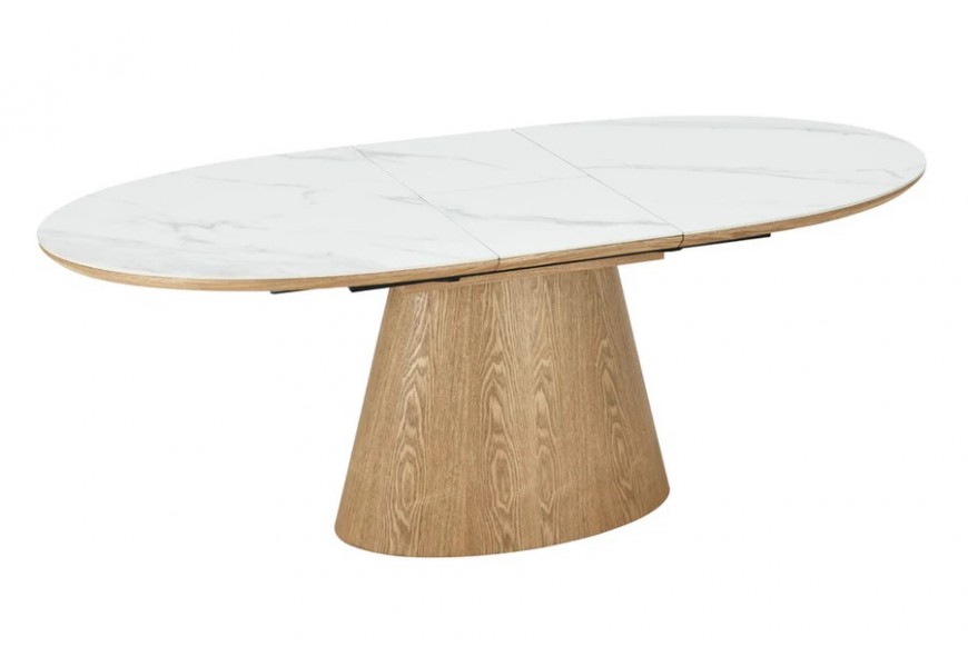 Designový oválný rozkládací jídelní stůl Marmol Ligna s bílou keramickou vrchní deskou s mramorovým designem a dýhovaným dřevem s dubovým vzhledem s kuželovou hladkou nohou v hnědé barvě