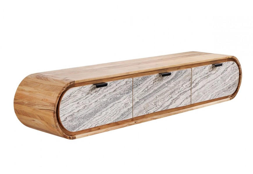 Moderní nástěnný art deco designový obdélníkový televizní stolek Spin z masivního akáciového dřeva v hnědé barvě se třemi zásuvkami s mramorovým designem v šedé a bílé barvě