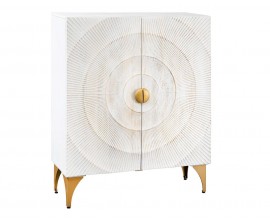 Orient&aacute;ln&iacute; obd&eacute;ln&iacute;kov&aacute; b&iacute;l&aacute; dvoudveřov&aacute; barov&aacute; skř&iacute;ňka Cumbria s motivem slunce se zlat&yacute;mi paprsky a kovov&yacute;mi kulat&yacute;mi &uacute;chyty s vysok&yacute;mi nožičkami a dvěma policemi z mangov&eacute;ho dřeva