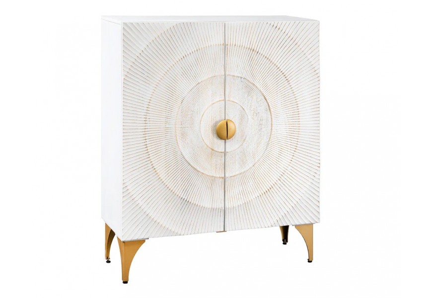 Orientální obdélníková bílá dvoudveřová barová skříňka Cumbria s motivem slunce se zlatými paprsky a kovovými kulatými úchyty s vysokými nožičkami a dvěma policemi z mangového dřeva