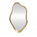 Glamour atypické nástěnné zrcadlo Elara s kovovým rámem ve zlaté barvě v organickém tvaru